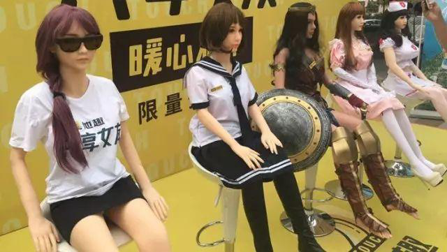 高傲的“單身”還是選擇人體硅膠娃娃？